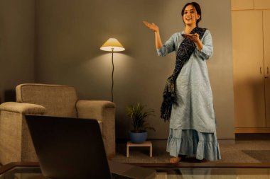 Bir klasik dansçı çevrimiçi sınıfta adım öğretiyor..