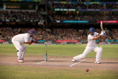 Kriket vurucusu sahadaki bir maçta atış yapıyor.