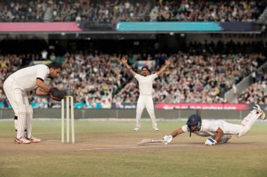 Vurucu bir maç sırasında koşarken dalıyor