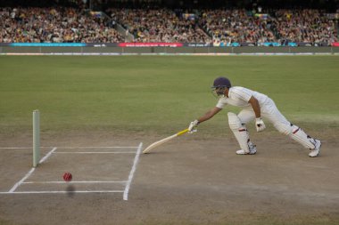 Vurucu koşarken kırışıklığa uzanıyor.