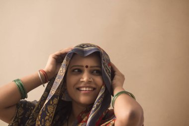 RÜZİK KADIN Kafasını örterken İYİ BİR KADIN