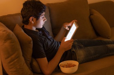 BİR YAŞINDA BİR YAŞINDA İSTİYOR İSTİYOR