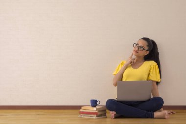 Dizüstü bilgisayarıyla uğraşan genç bir kadın..