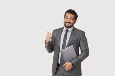 Resmi takım elbiseli bir adamın portresi..