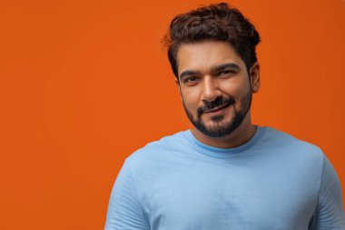 Arkaplanda sırıtan bir adamın portresi.