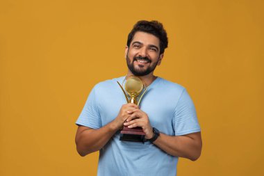 Elinde kupa tutan bir adamın portresi..