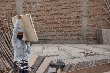 Omuzunda TILE 'nin uzun bloğunu taşıyan bir avukattır.