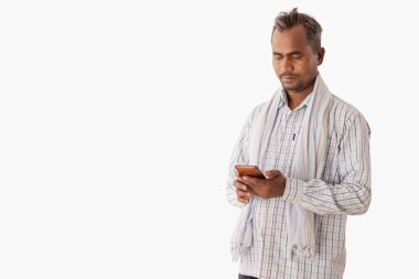 Ayakta duran ve mobil telefon kullanan bir avukattır.