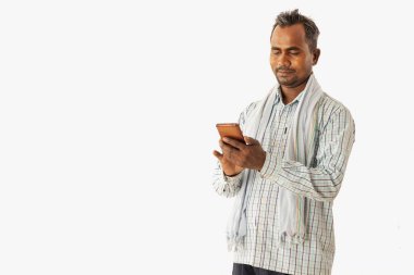 Tek başına ayakta duran ve mobil telefon kullanan bir avukatım var.