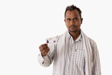 CAMERA 'NIN ÖNCE AADHAR KARINI GİRİŞİYOR