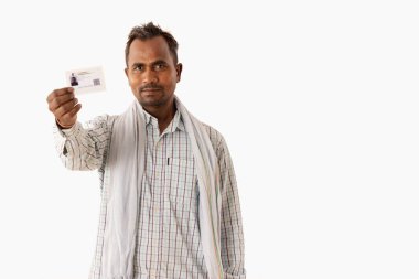 Ayakta duran ve AADHAR KARTI 'nı gösteren bir avukat.