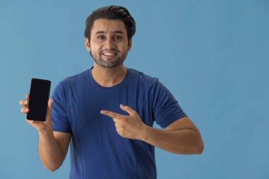 Elinde cep telefonunu gösteren genç bir adam..