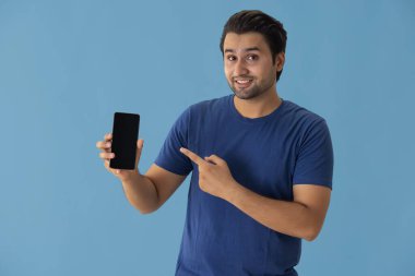 Elinde cep telefonunu gösteren genç bir adam..