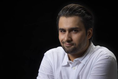 Yüzünde sırıtış olan genç bir adamın portresi..