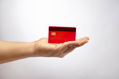 İnsan elinde bir kredi kartı..
