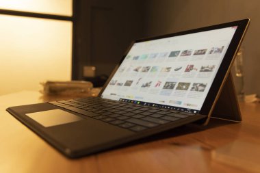 Görüntüleri olan bir dizüstü bilgisayar ekranı.