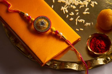 Rakhi tabakta bir hediye zarfının üzerindeydi.