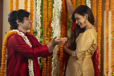 Genç adam sevgiyle sunar kıza bir çiçek hediye olarak