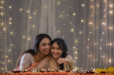 Kızı, annesinin önünde onu işaret ediyor.