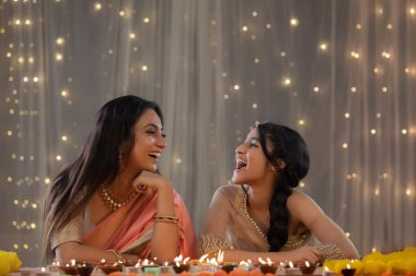 Anne ve kızı birbirlerine bağlanıyorlar.