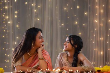 Anne ve kızı birbirlerine bağlanıyorlar.