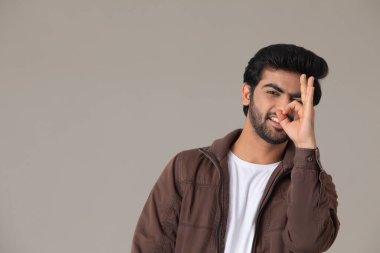 KAMERA 'NIN ÇOCUKLARINDA MUTLU BİR ADAM