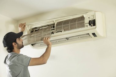Genç bir profosyonel temizleme havası katılımcısı.