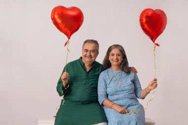 BÜYÜK BİR KİŞİ SEVGİLİK BİR KİŞİ SEVGİLİLİYOR