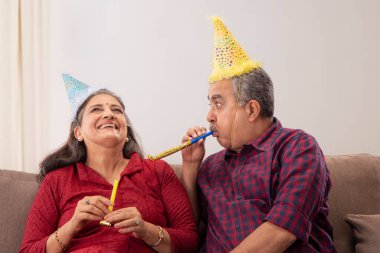 Yaşlı bir adam, doğum gününü kutlarken, eşine sakso çekerek oyun oynuyor.