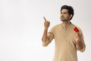 GENÇ BİR ADAM KARDEŞ KARDEŞİ BURADA İKİM EDİYOR