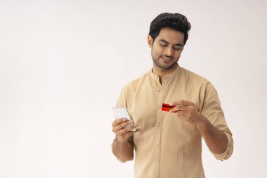 MOBILE TELEFON VE DEbit Kart 'ı kullanan mutlu bir adam.