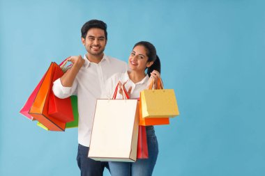 GENÇ BİR İKİNCİ KİŞİ HİÇBİR AVUZ BALIKLARıyla OYUNUYOR