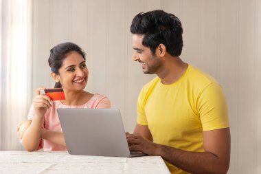 BİR MÜZİK BİR İKİNCİ YAŞAĞI İÇİN VE BİR İKİNCİ İKİ