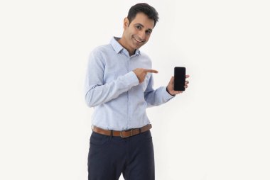 BÜYÜK BİR ADAM BÜYÜK MOBILE TELEFONU KONUŞUYOR