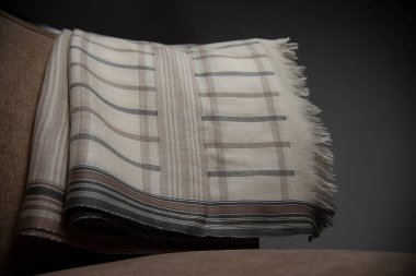 Sandalyeye konmuş bir Shwal 'ın püsküllerini kapatın.