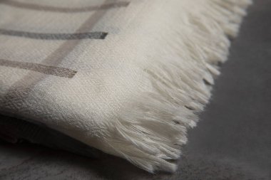 Masadaki şalların püsküllerini kapatın.