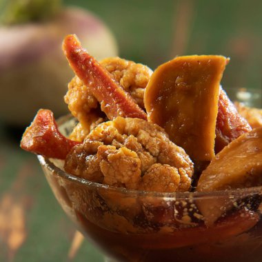 Karnabahar turşusu kasede