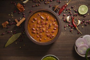 Lezzetli RAJMA Aperatiflerle birlikte sıcak bir servis sundu.