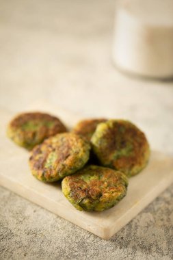 Sebzeli kebaplar tabakta bir arada dursun.