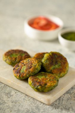 Sebze kebabı aperatiflerle birlikte bir tabakta servis edildi.