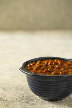 BİR KOVUL RAJMA CURRY SERVİSİ