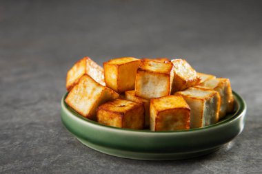 Kızarmış Paneer veya süzme peynir.