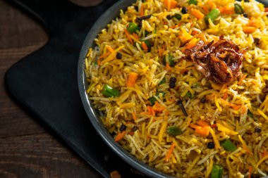 Pulao pirinç ve sebzelerle yapılan geleneksel bir Hint yemeği.