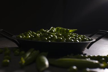 Tavada çiğ bezelye