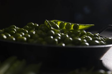 Tavada çiğ bezelye