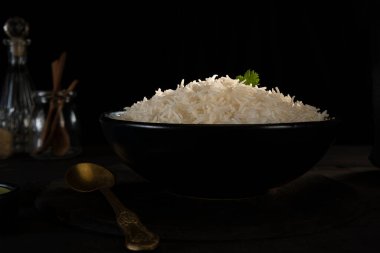 Yeşil turşulu ve kaymaklı bale kasesinde pilav.