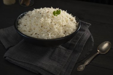 Zeera ile birlikte balkon kasesinde pilav.