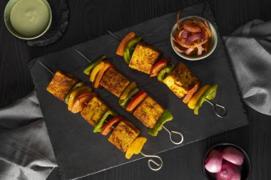 Naneli ve soğanlı paneer tikka.