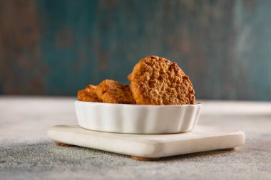 Kâsede ev yapımı çikolatalı kurabiye.