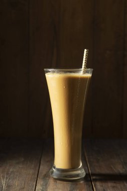 Bir bardak soğuk kahve, bir bardak kahve.